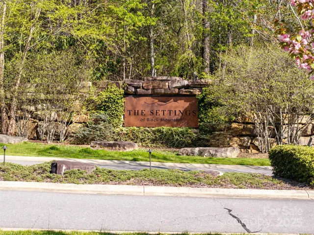 a sign that is sitting on the side of a road