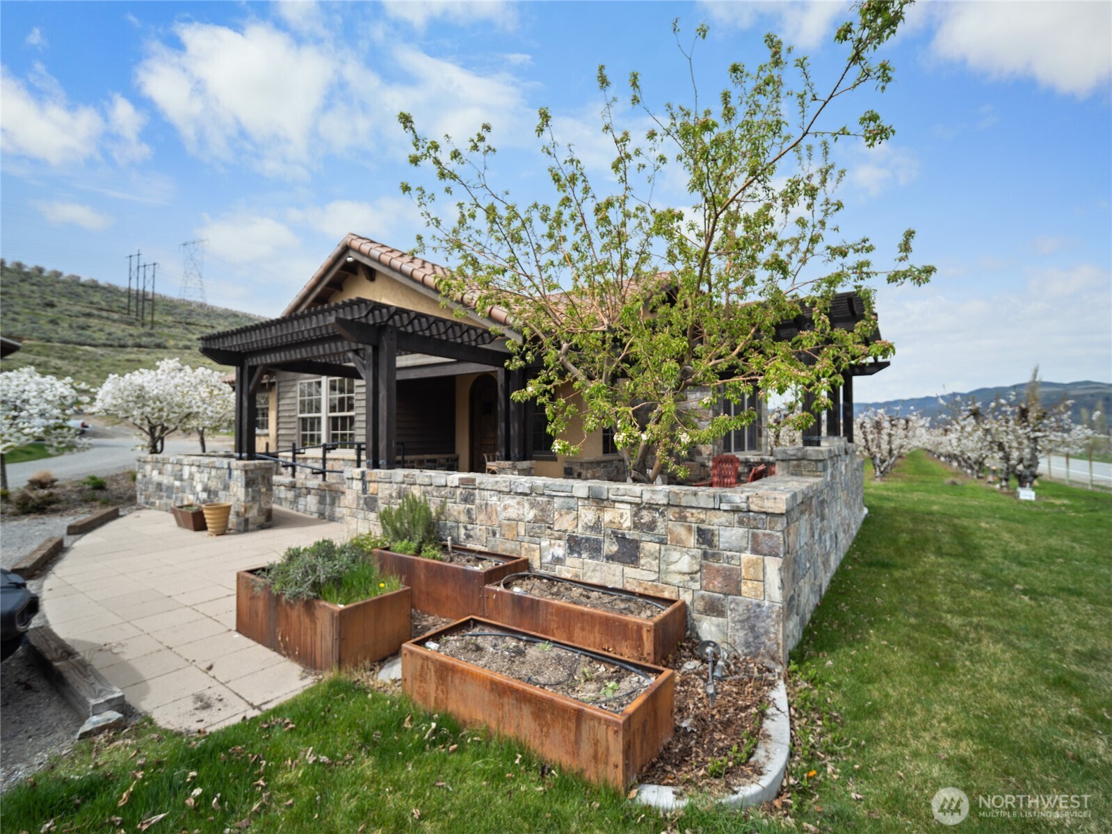 5814 Colockum Road Malaga, WA 98828 - Photo 28 of 40 a front view of a house with garden