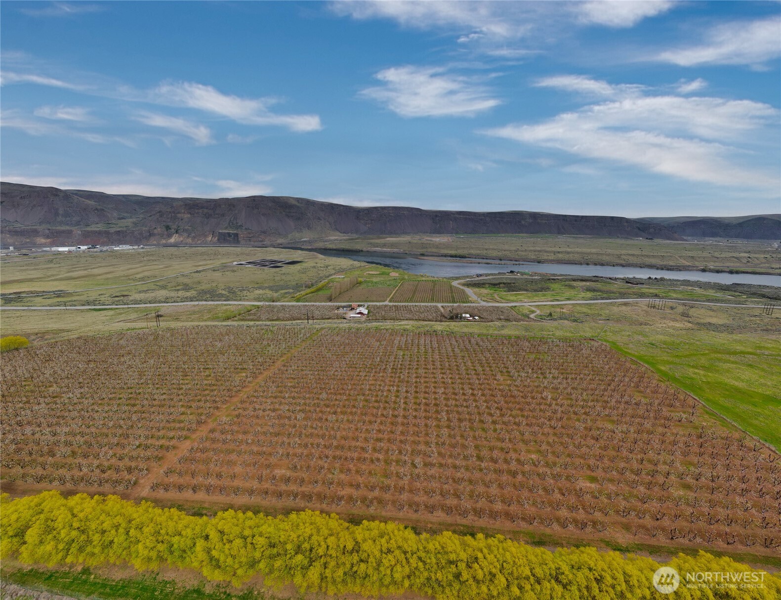 5814 Colockum Road Malaga, WA 98828 - Photo 34 of 40 a view of an ocean and beach