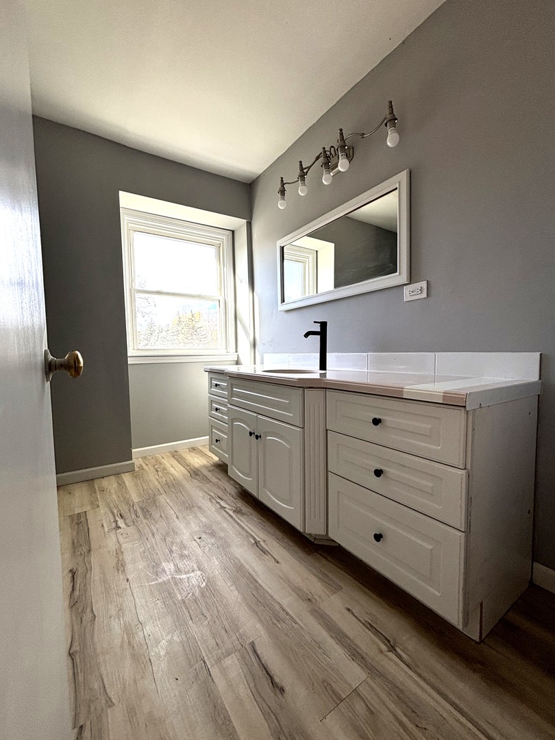 991 Spring Road Elmhurst, IL 60126 - Photo 9 of 17 a room with a bed and a television