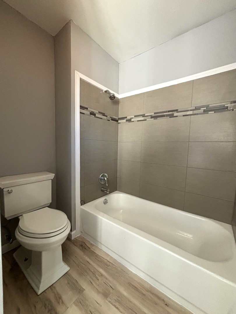 991 Spring Road Elmhurst, IL 60126 - Photo 10 of 17 a bathroom with a toilet and a bathtub