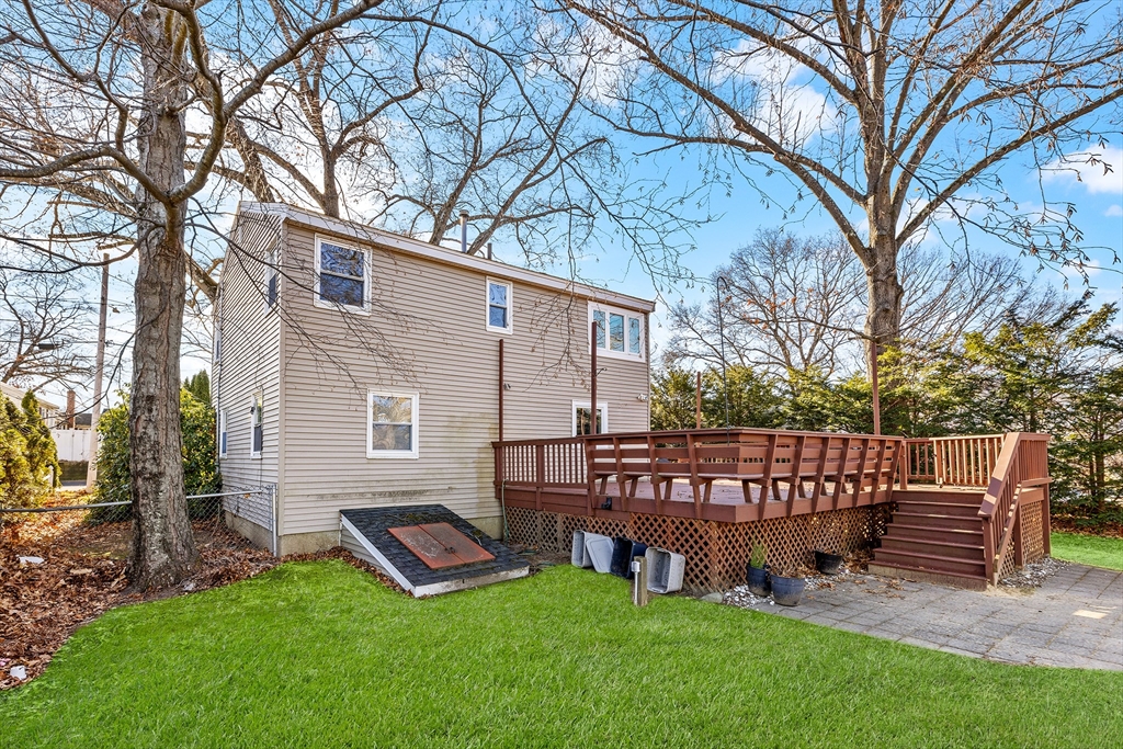 238 River Road Lowell, MA 01852 - Photo 11 of 38