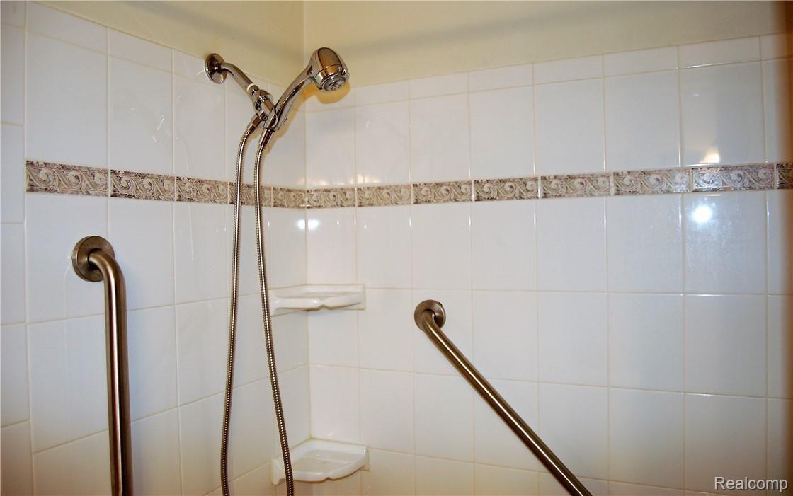 5425 South Genesee Road Grand Blanc, MI 48439 - Photo 23 of 36 Main Bath Shower.JPG