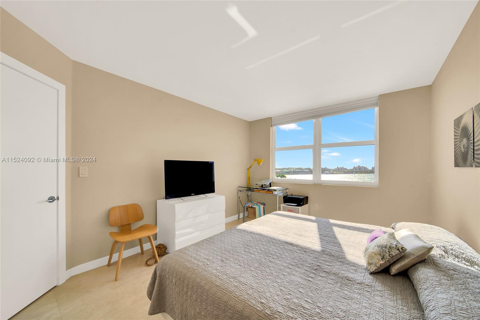 90 Alton Road, Unit 902 Miami Beach, FL 33139 - Photo 20 of 35 a bedroom with a bed and window