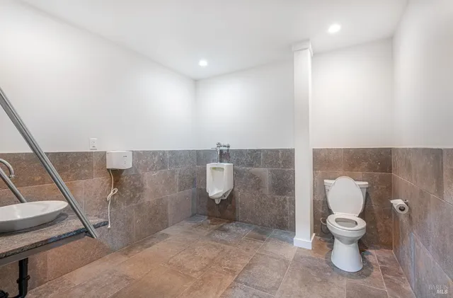 $2,300,000 | 10342 Old Redwood Highway, Windsor, CA 95492