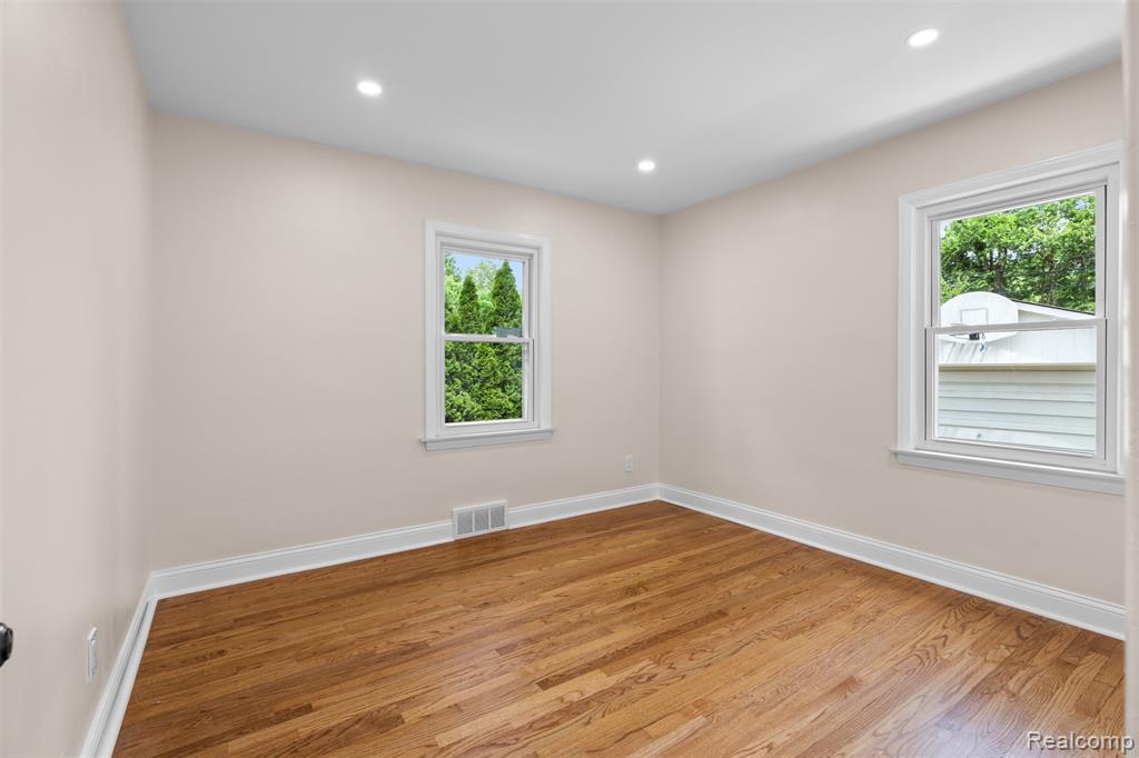 1388 Vernier Road Grosse Pointe, MI 48236 - Photo 13 of 25