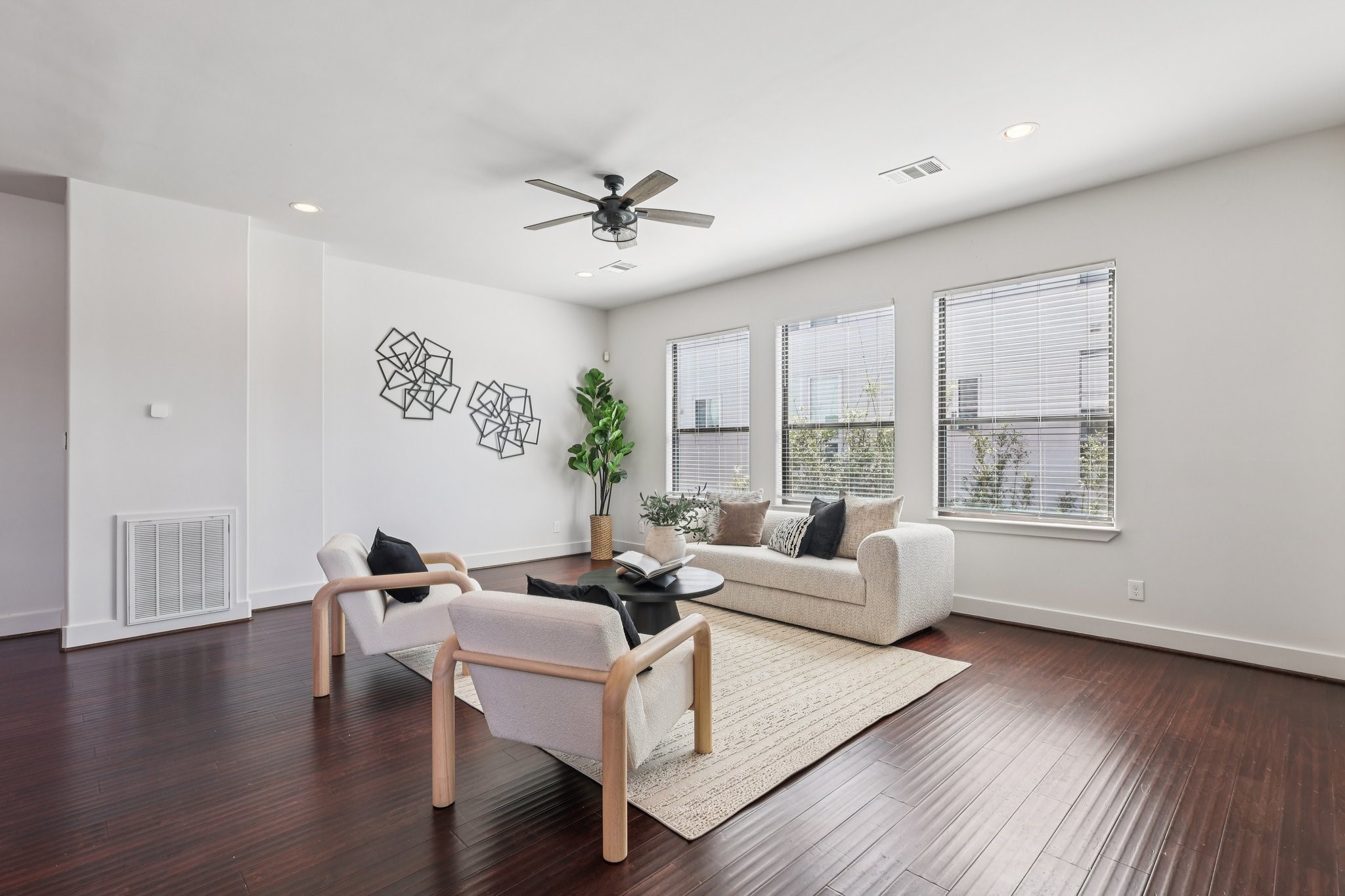 1771 Michigan Street Houston, TX 77006 - Photo 28 of 28 Spacious and open floor plan with tall ceilings and recessed lighting throughout.