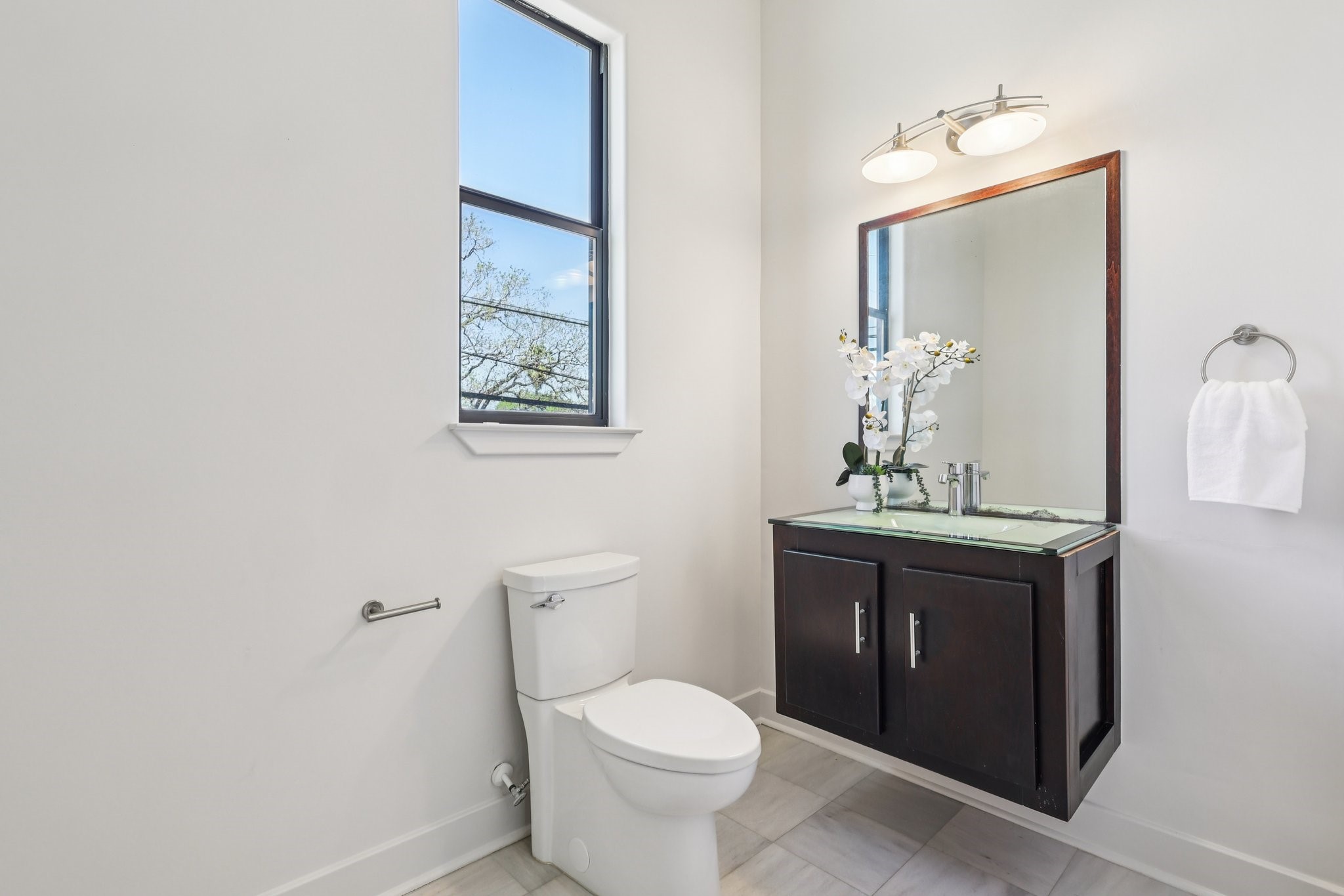 1771 Michigan Street Houston, TX 77006 - Photo 16 of 28 Large half bathroom on the second floor, perfect for convenience and guests.