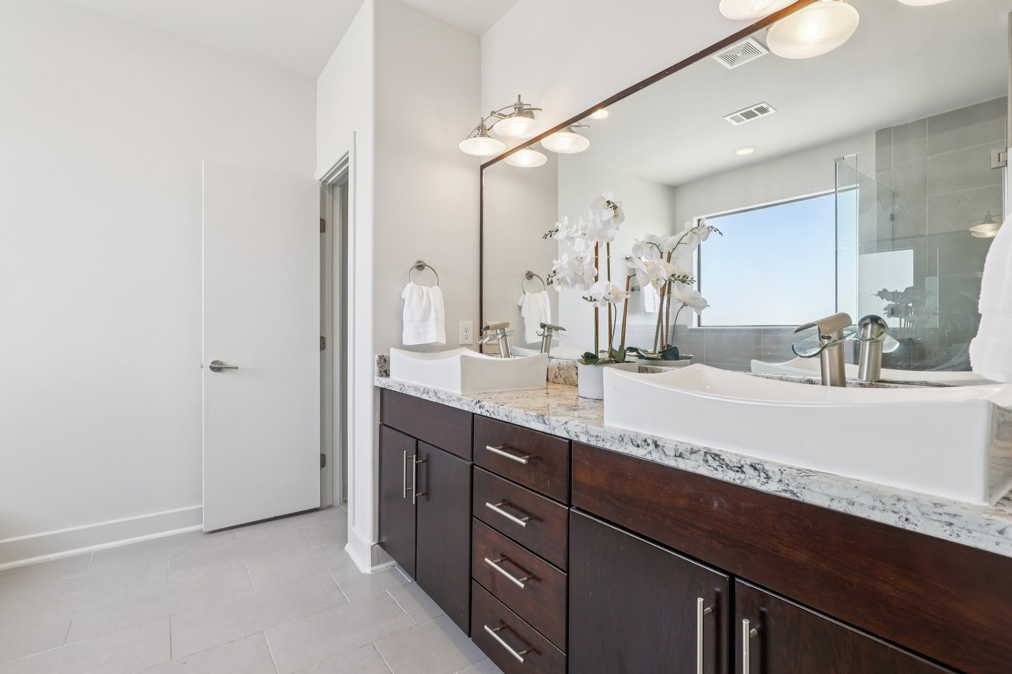 1771 Michigan Street Houston, TX 77006 - Photo 20 of 28 The primary bathroom has dual sinks and a water closet.