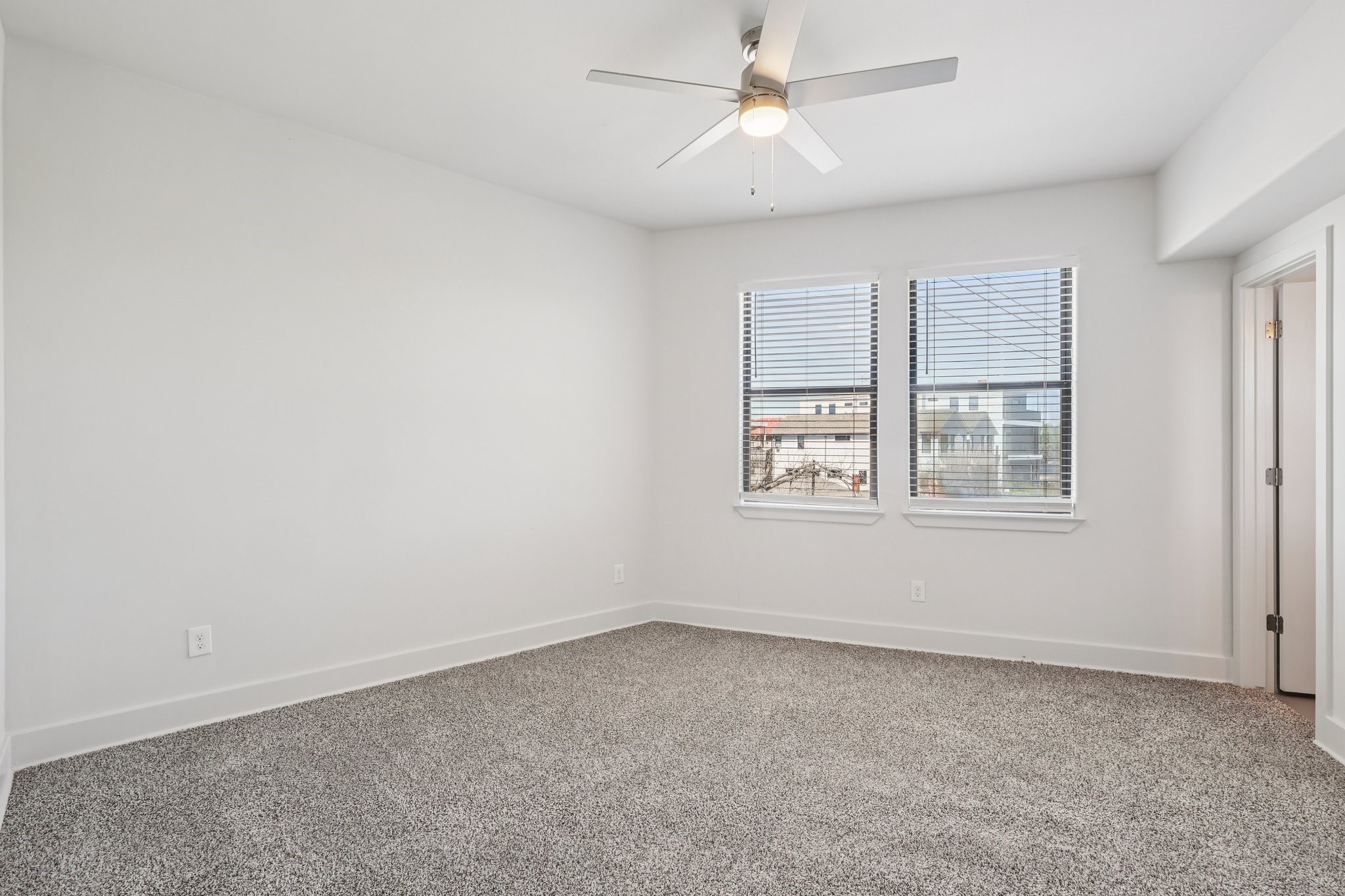 1771 Michigan Street Houston, TX 77006 - Photo 22 of 28 This secondary bedroom on the third floor has lots of light and an en-suite bathroom.