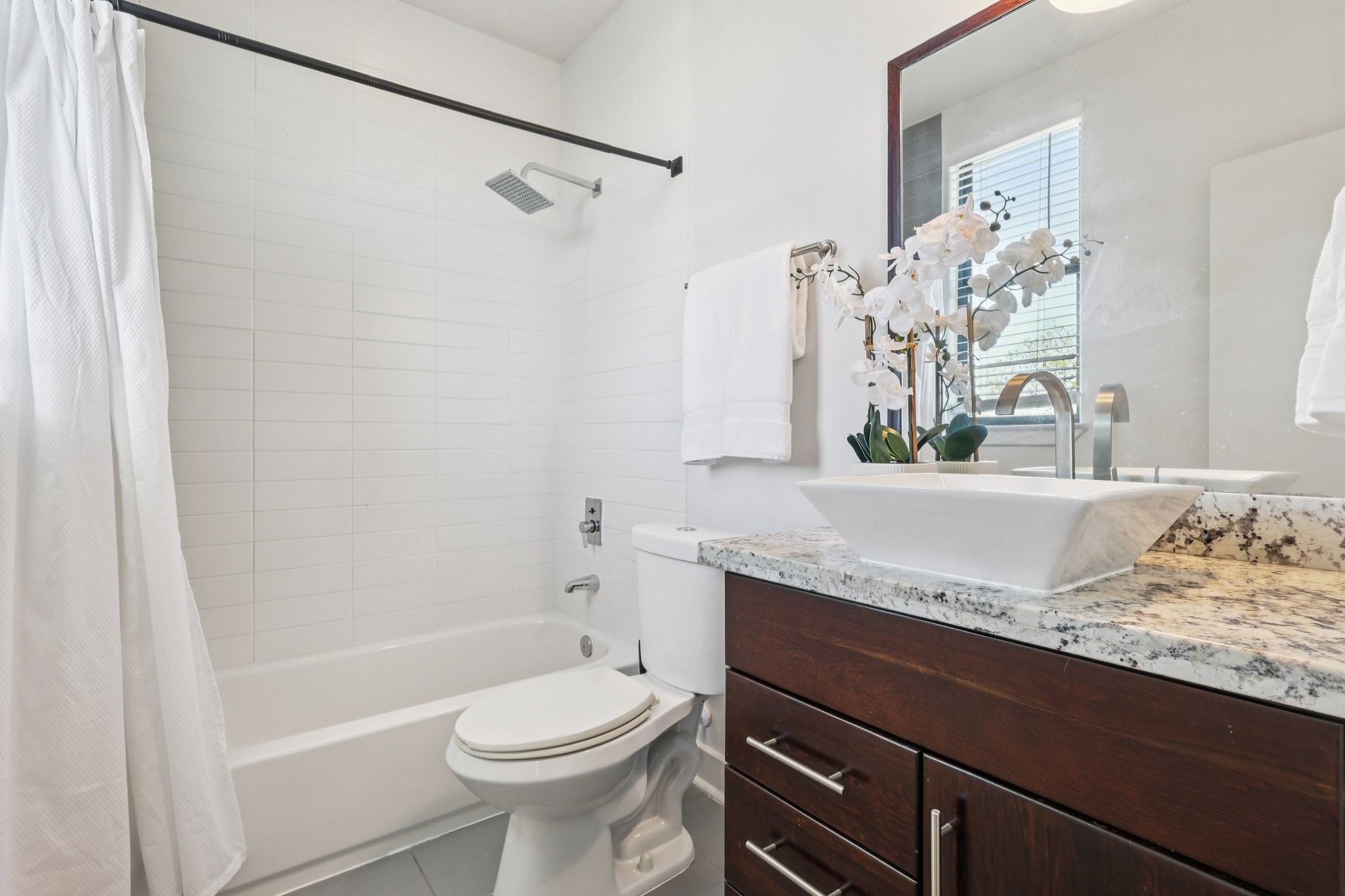 1771 Michigan Street Houston, TX 77006 - Photo 23 of 28 En-suite for the secondary bedroom offers a shower/tub combo.