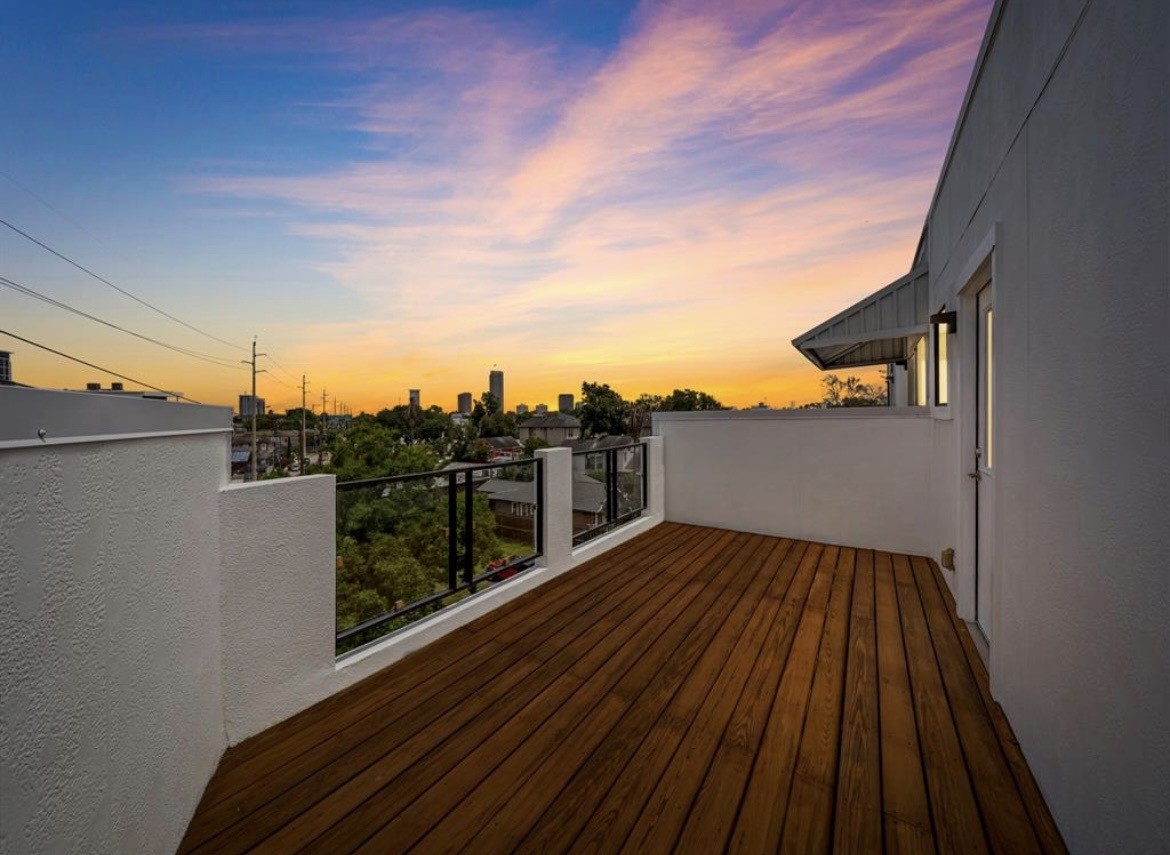1771 Michigan Street Houston, TX 77006 - Photo 26 of 28 Enjoy these rare and beautiful unobstructed views from the rooftop terrace.