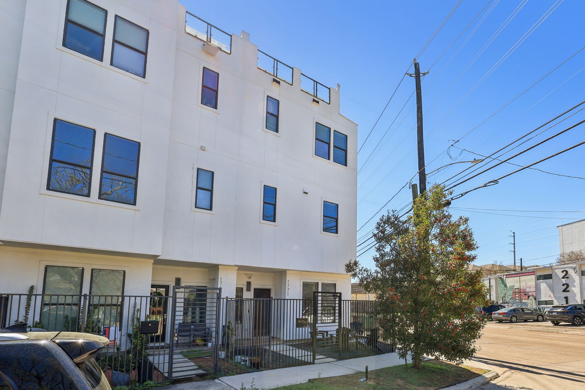 1771 Michigan Street Houston, TX 77006 - Photo 6 of 28 This home is in prime location, close to Cherryhurst Park, Buffalo Bayou, and an abundance of restaurants and retail.