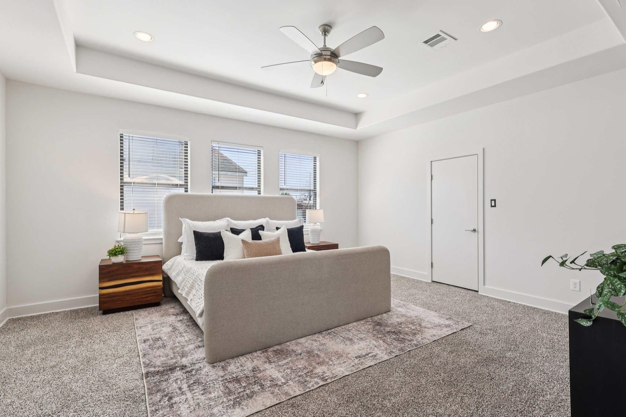 1771 Michigan Street Houston, TX 77006 - Photo 8 of 28 Primary bedroom is spacious, airy, and bright. The coffered ceilings add dimension to the space.