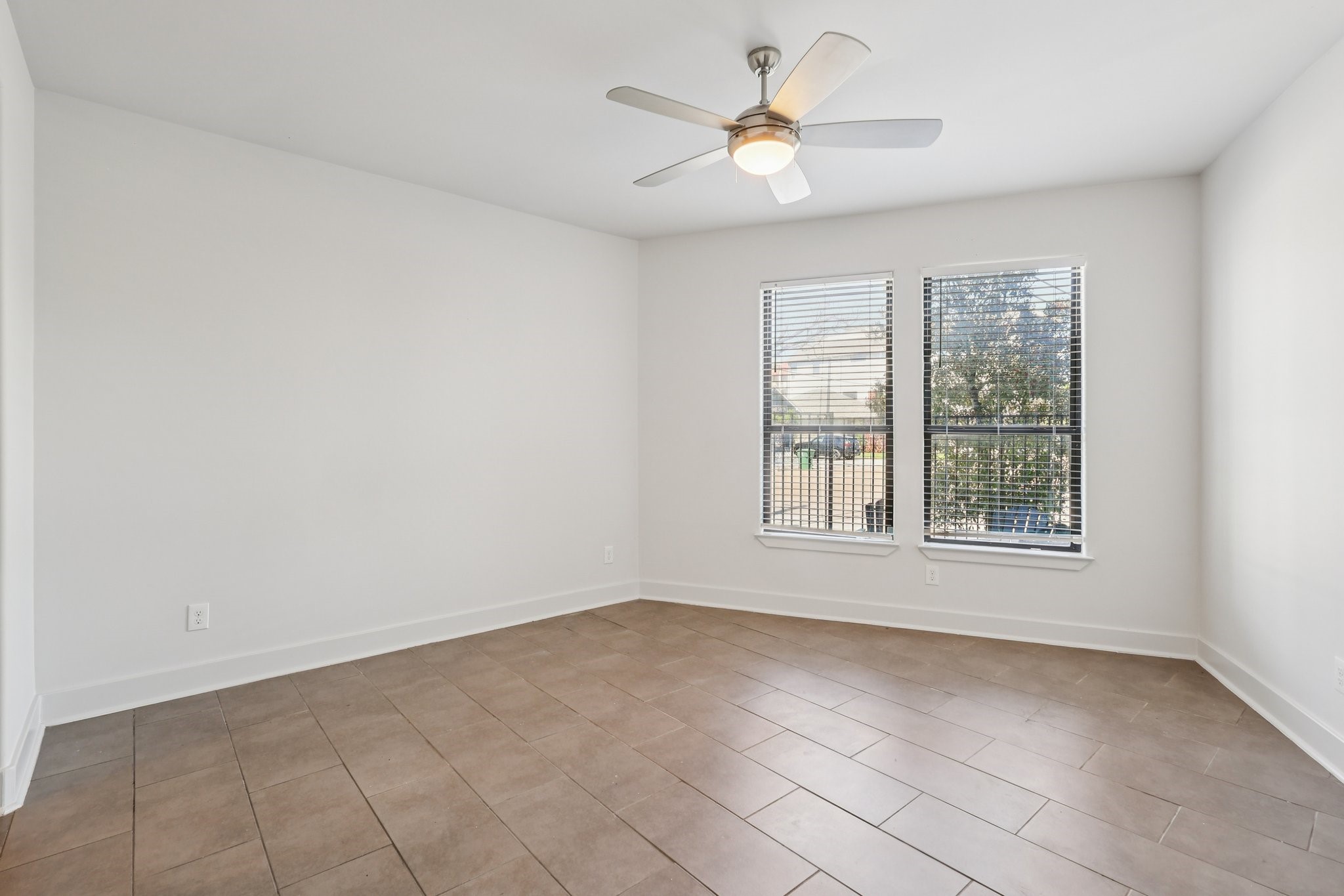 1771 Michigan Street Houston, TX 77006 - Photo 10 of 28 Secondary bedroom on the first floor with a large walk in closet and en-suite.
