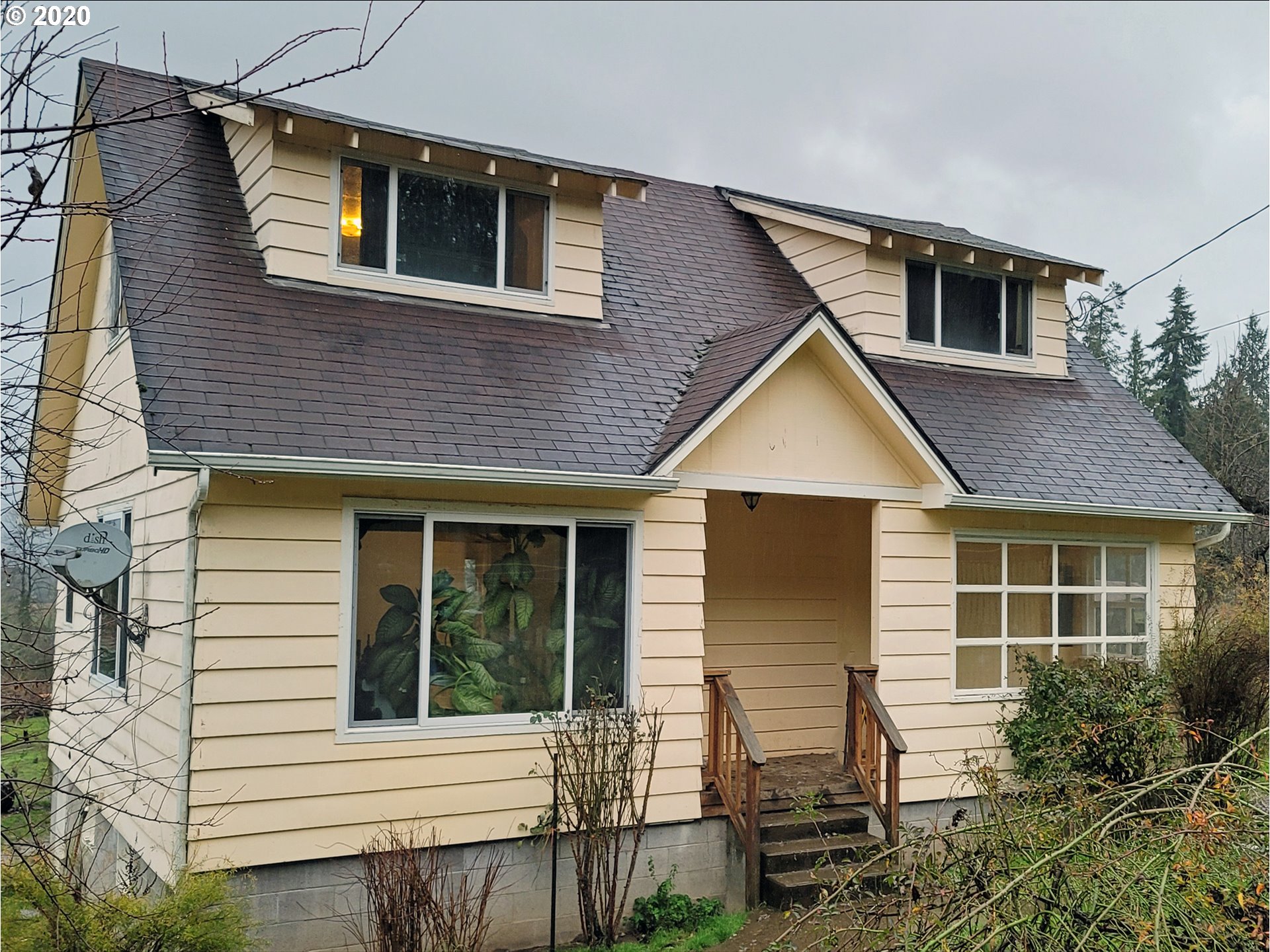 a house view with a backyard space