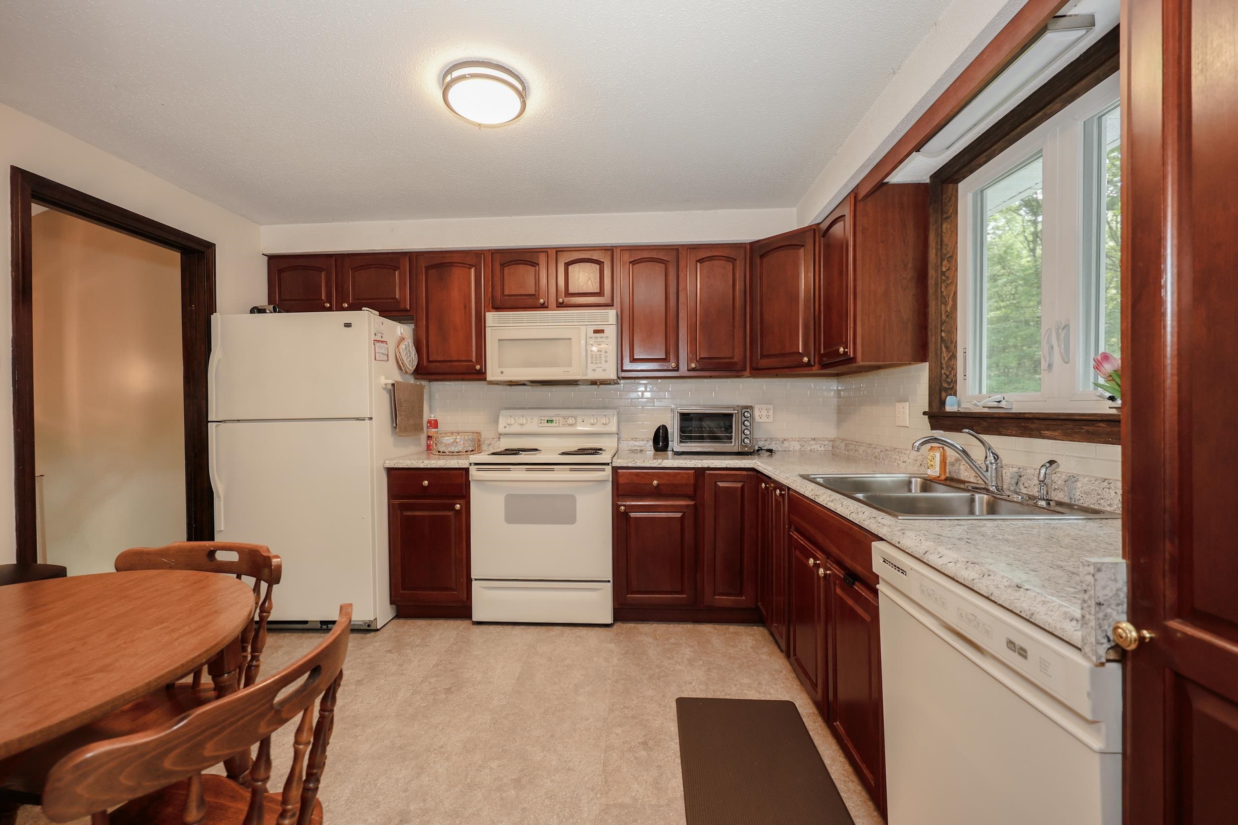 65 Shannon Road Salem, NH 03079 - Photo 5 of 58