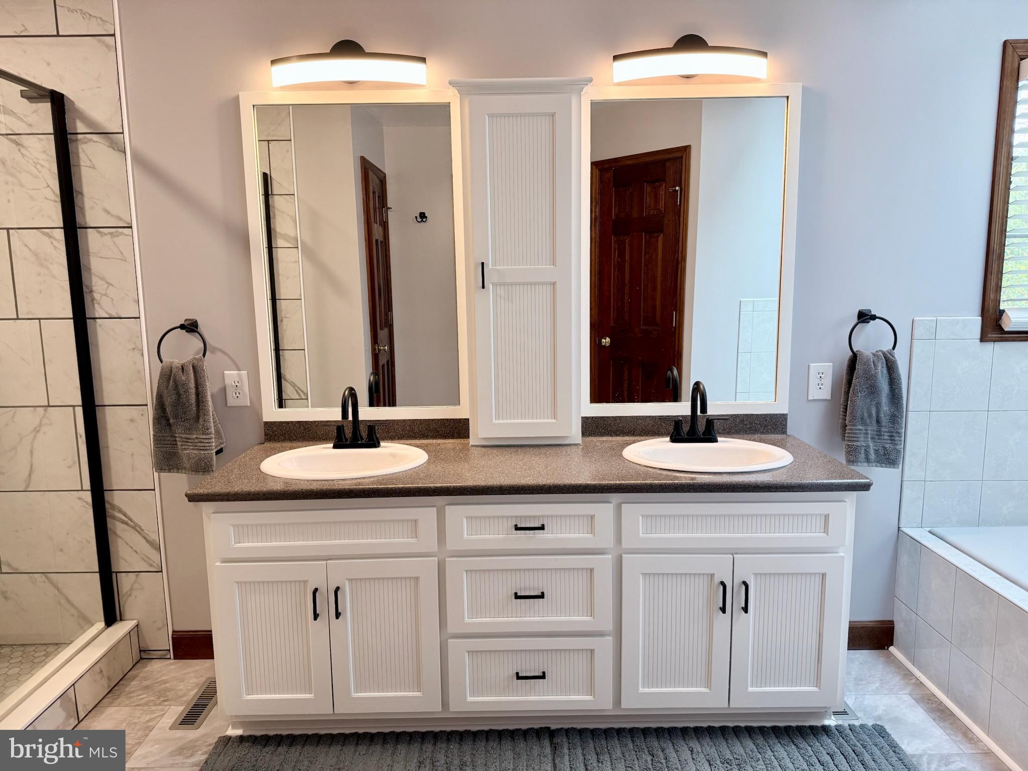 4 Royal Court Reading, PA 19607 - Photo 22 of 45 Primary Bathroom