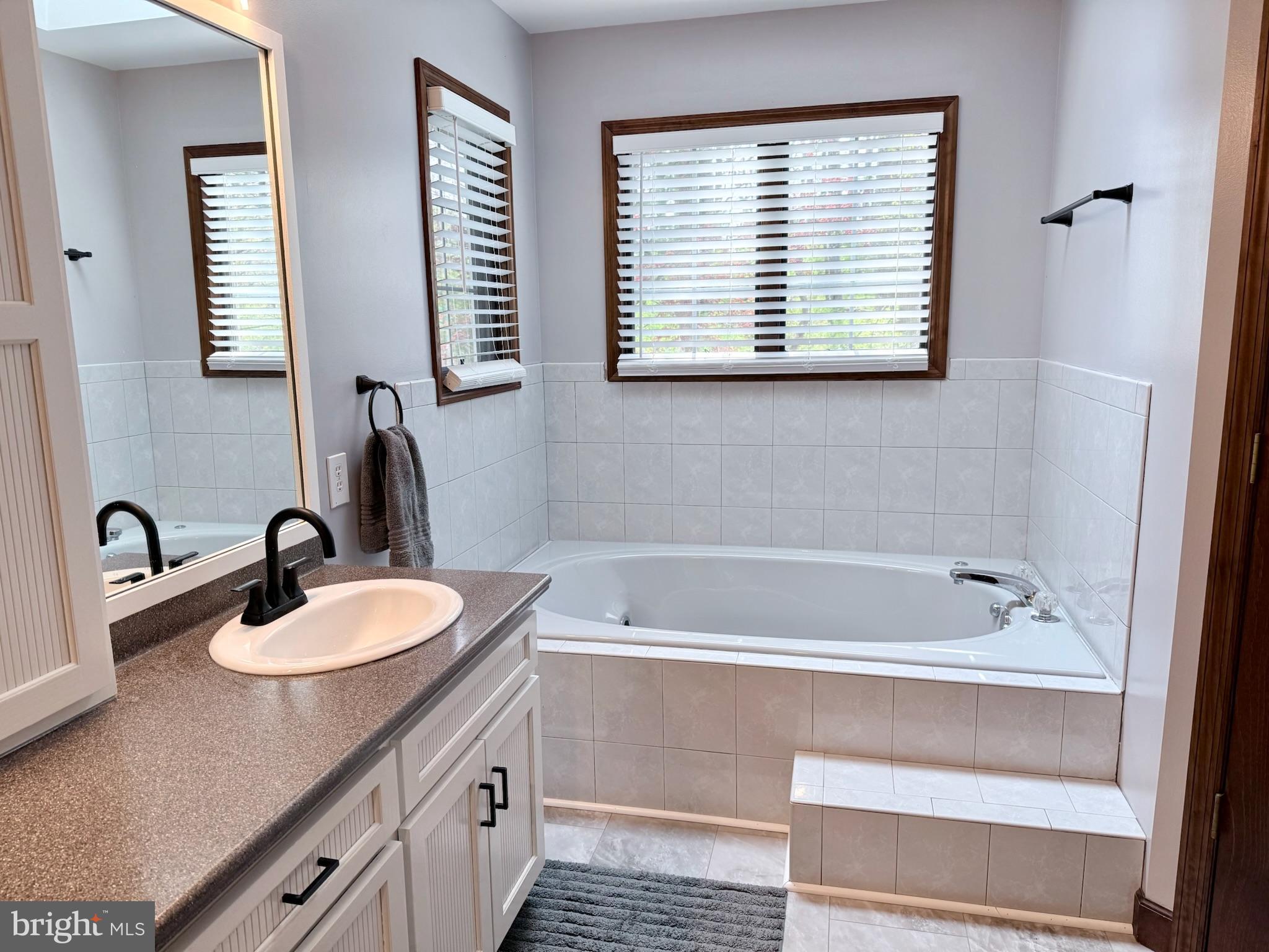 4 Royal Court Reading, PA 19607 - Photo 24 of 45 Primary Bathroom
