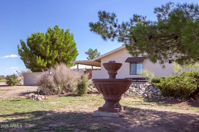 a view of a yard with an fountain