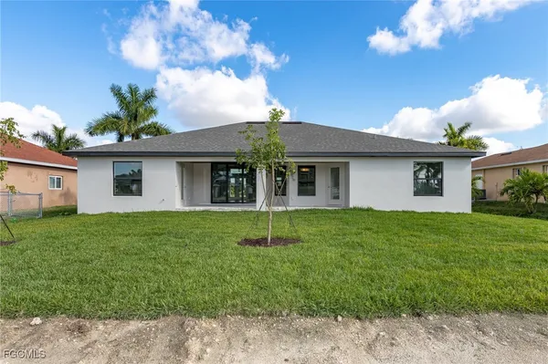 a view of a house with a backyard