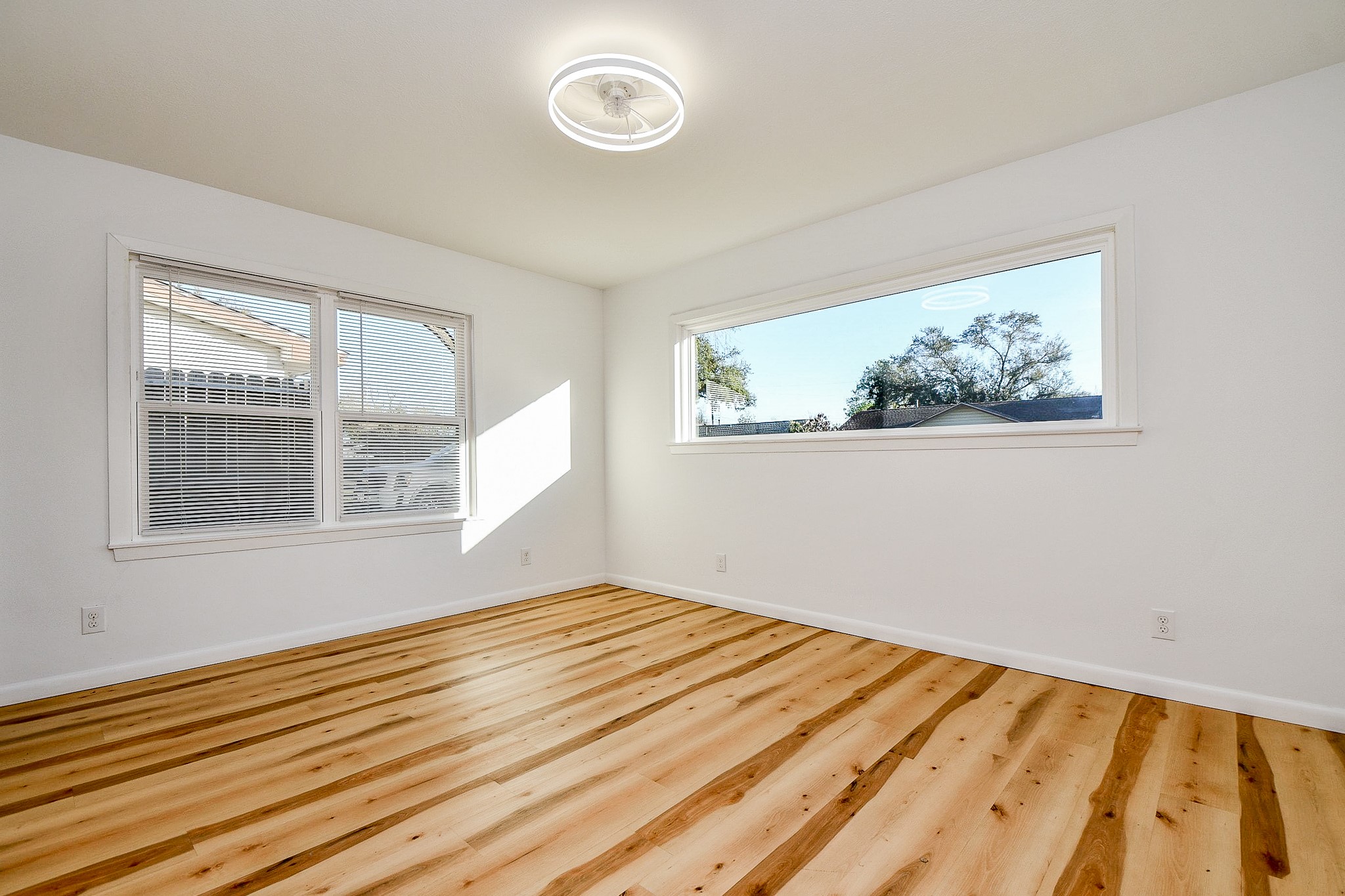 9534 Kerrwood Lane Houston, TX 77080 - Photo 14 of 20 Primary bedroom is airy bedroom with natural light.