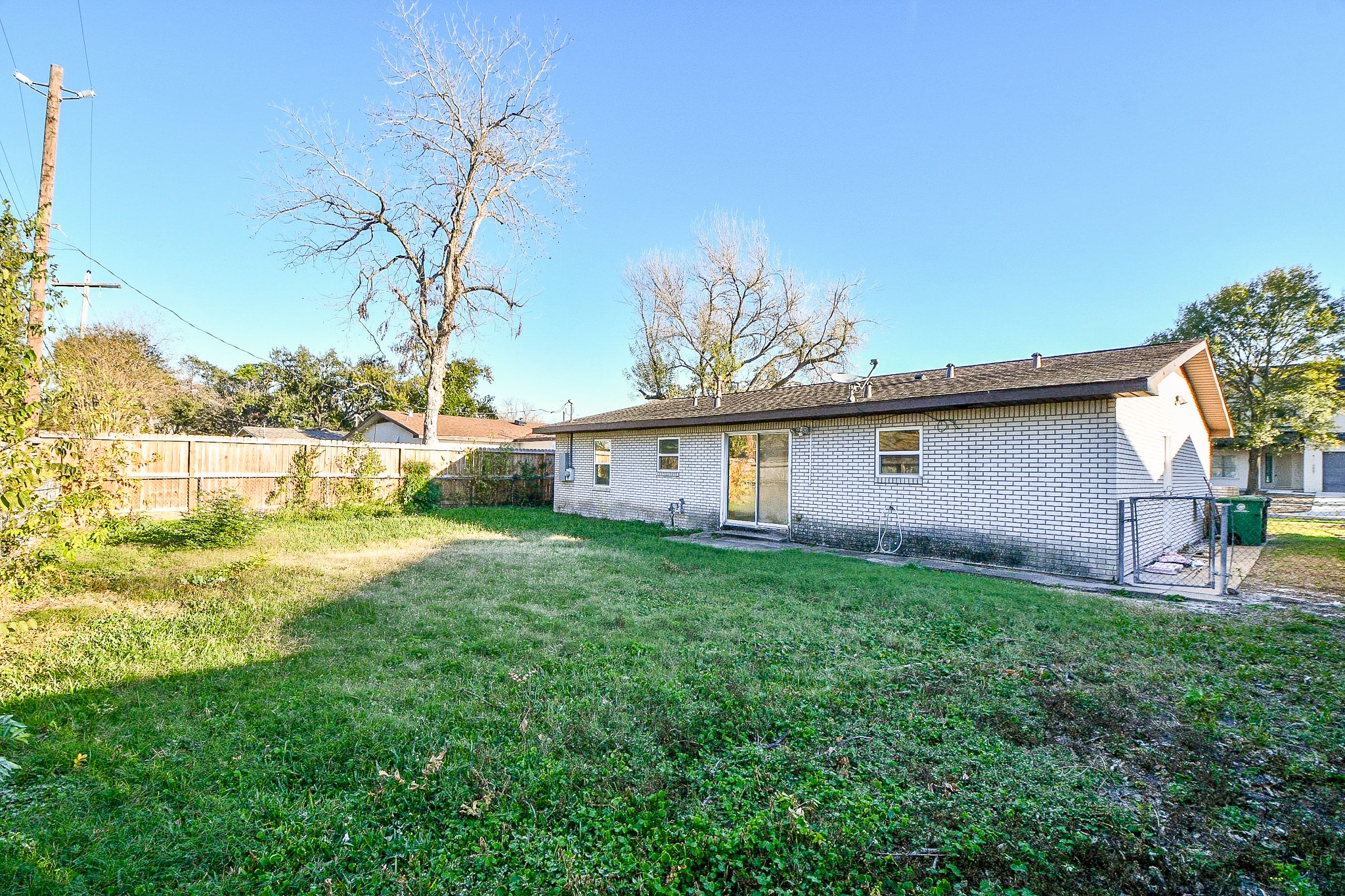 9534 Kerrwood Lane Houston, TX 77080 - Photo 19 of 20 Expansive yard with plenty of grass, privacy fence, and mature trees.