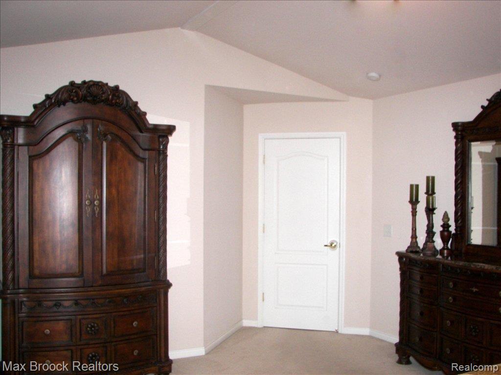 2081 Rochelle Park Drive, Unit 88 Rochester, MI 48309 - Photo 11 of 23 CATHEDRAL CEILING