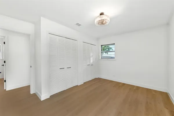 a view of a big room with closet and windows