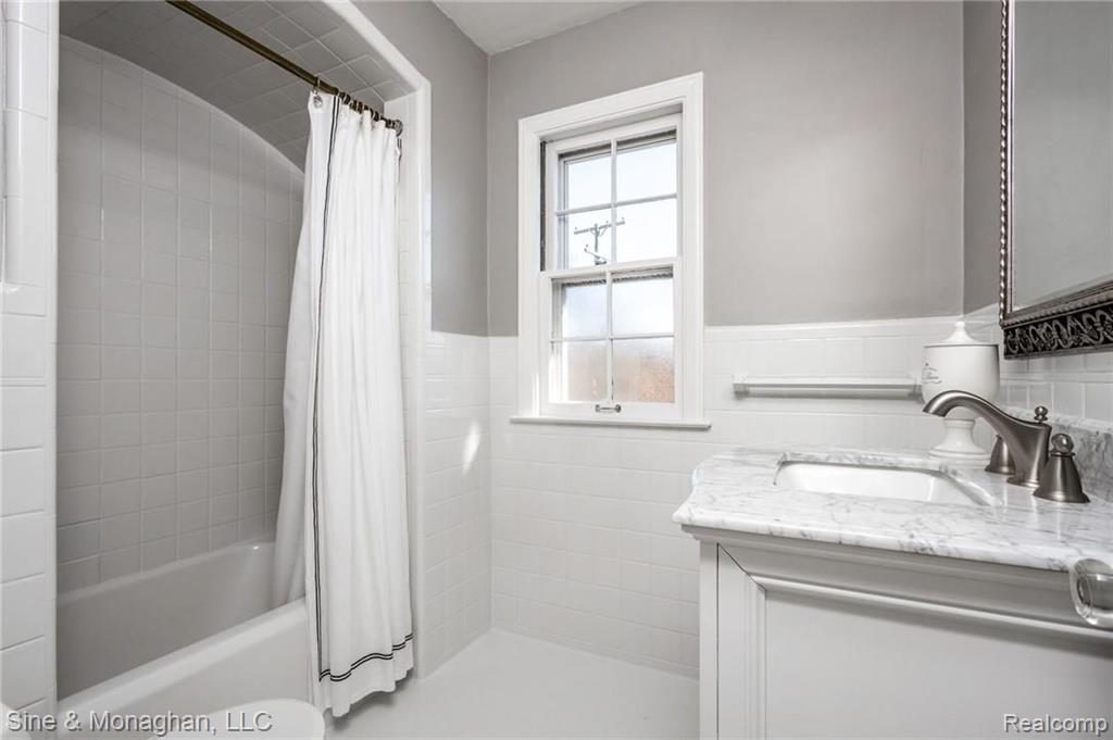 380 Fisher Road Grosse Pointe Farms, MI 48230 - Photo 26 of 42