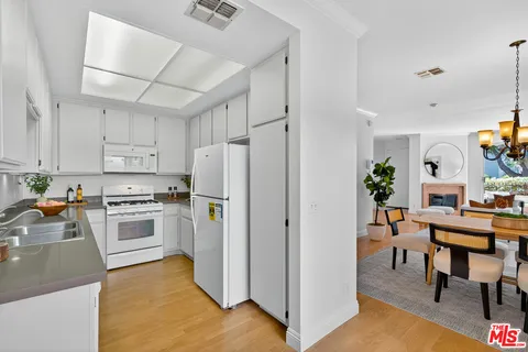 $989,000 | 2405 34th Street, Unit 5, Santa Monica, CA 90405