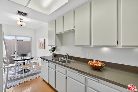 $989,000 | 2405 34th Street, Unit 5, Santa Monica, CA 90405