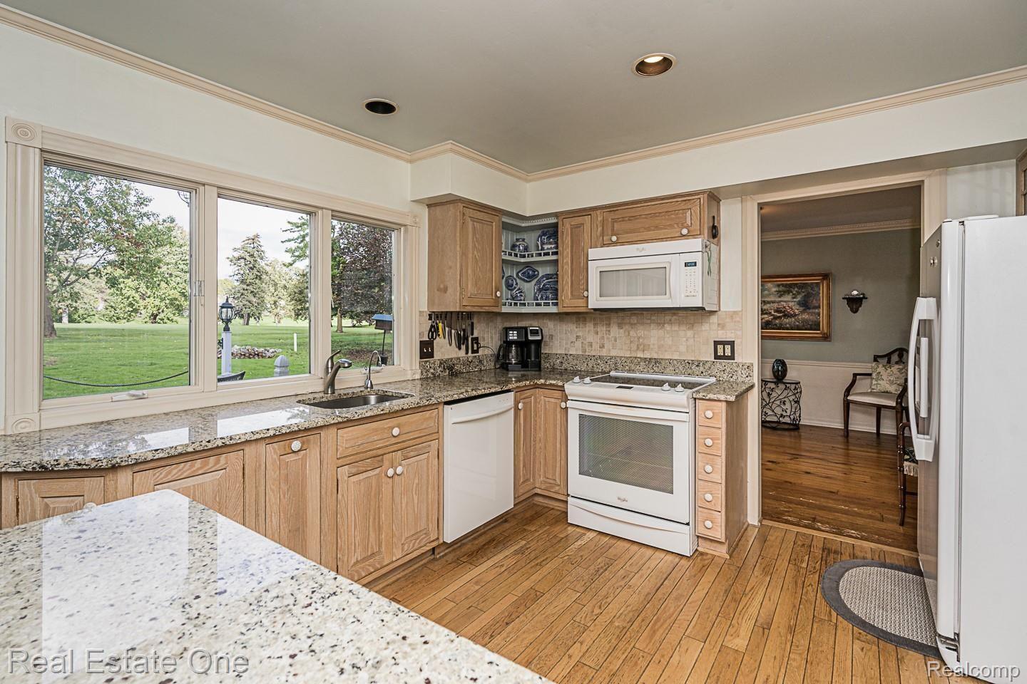 1380 Chestnut Circle Rochester, MI 48309 - Photo 10 of 46 Kitchen