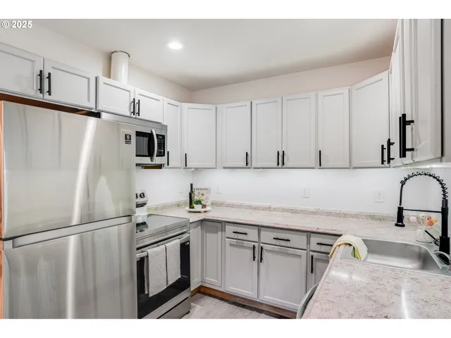 $370,000 | 108 South Street, Silverton, OR 97381