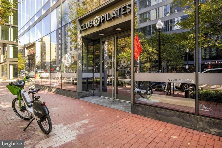 811 4th Street Northwest, Unit 1215 Washington, DC 20001 - Photo 29 of 32 a view of a chairs and tables in the patio