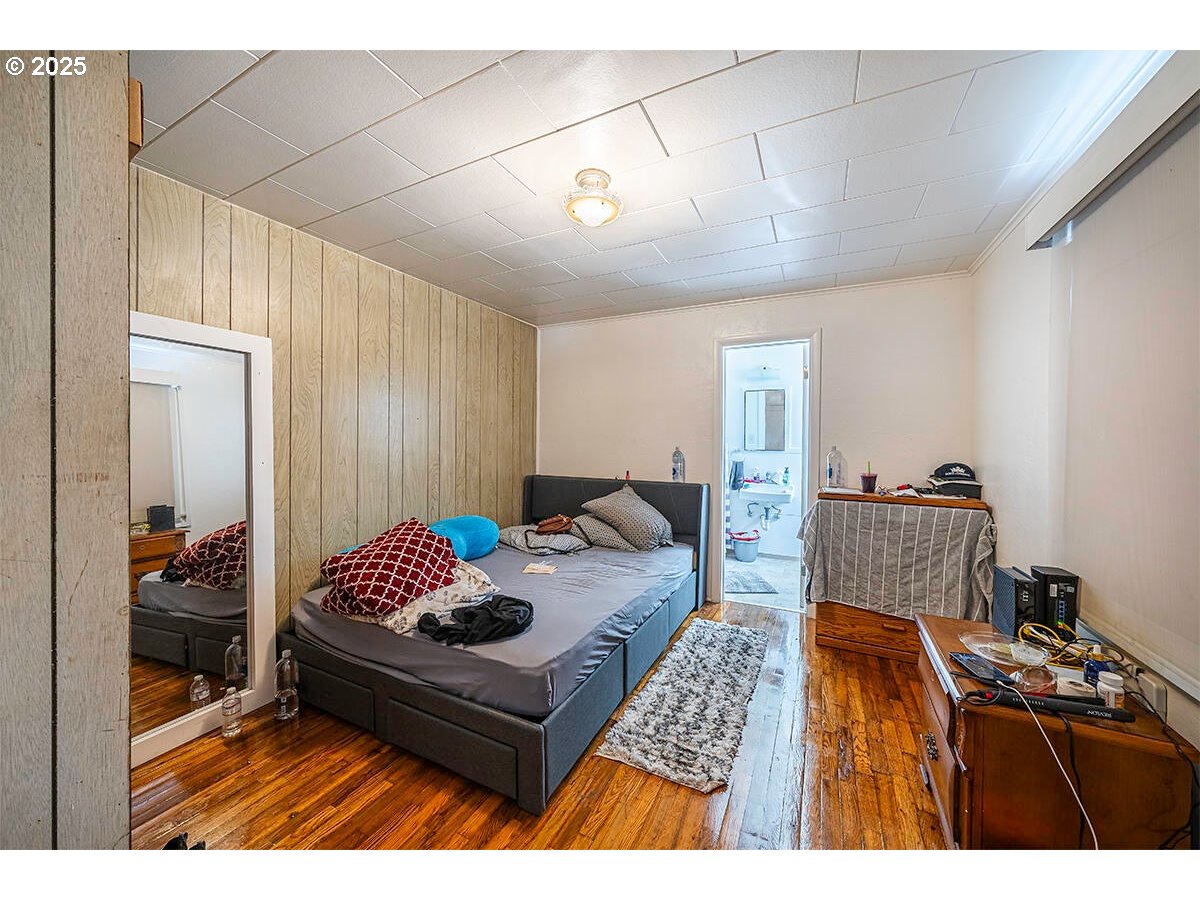 176 Reager Street Medford, OR 97501 - Photo 20 of 48 a bedroom with furniture and a window