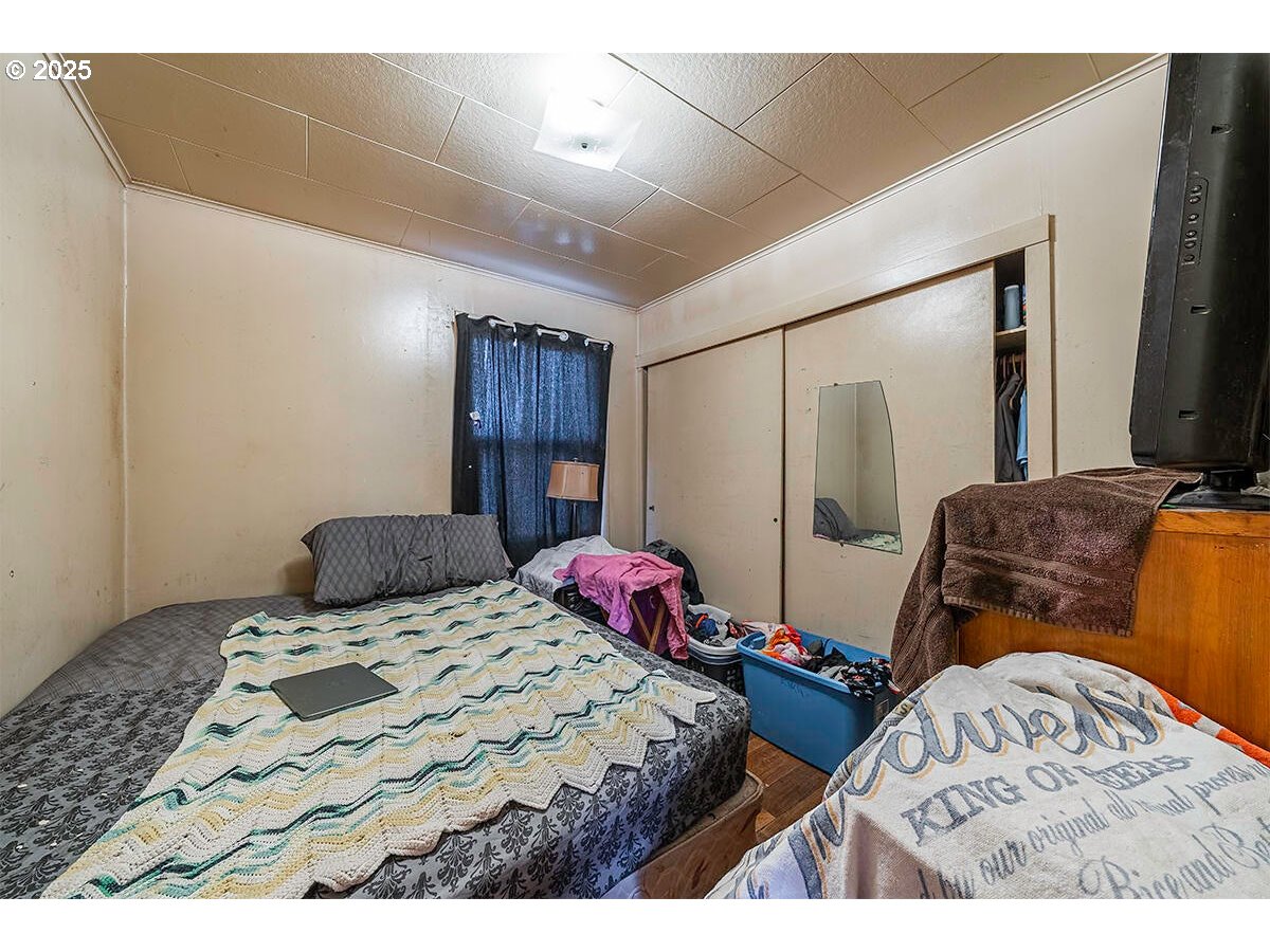 176 Reager Street Medford, OR 97501 - Photo 40 of 48 a bedroom with a bed and a mirror