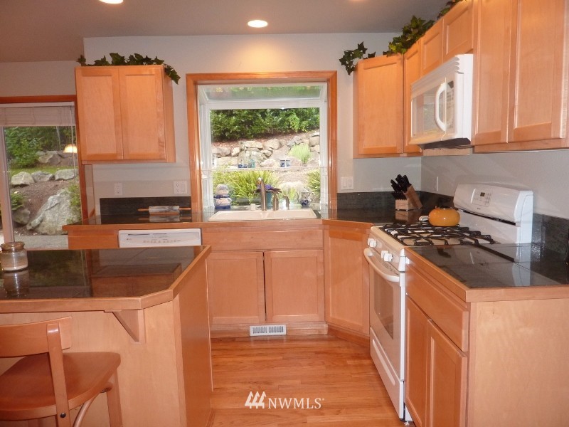 9412 Northeast 174th Place Bothell, WA 98011 - Photo 10 of 24