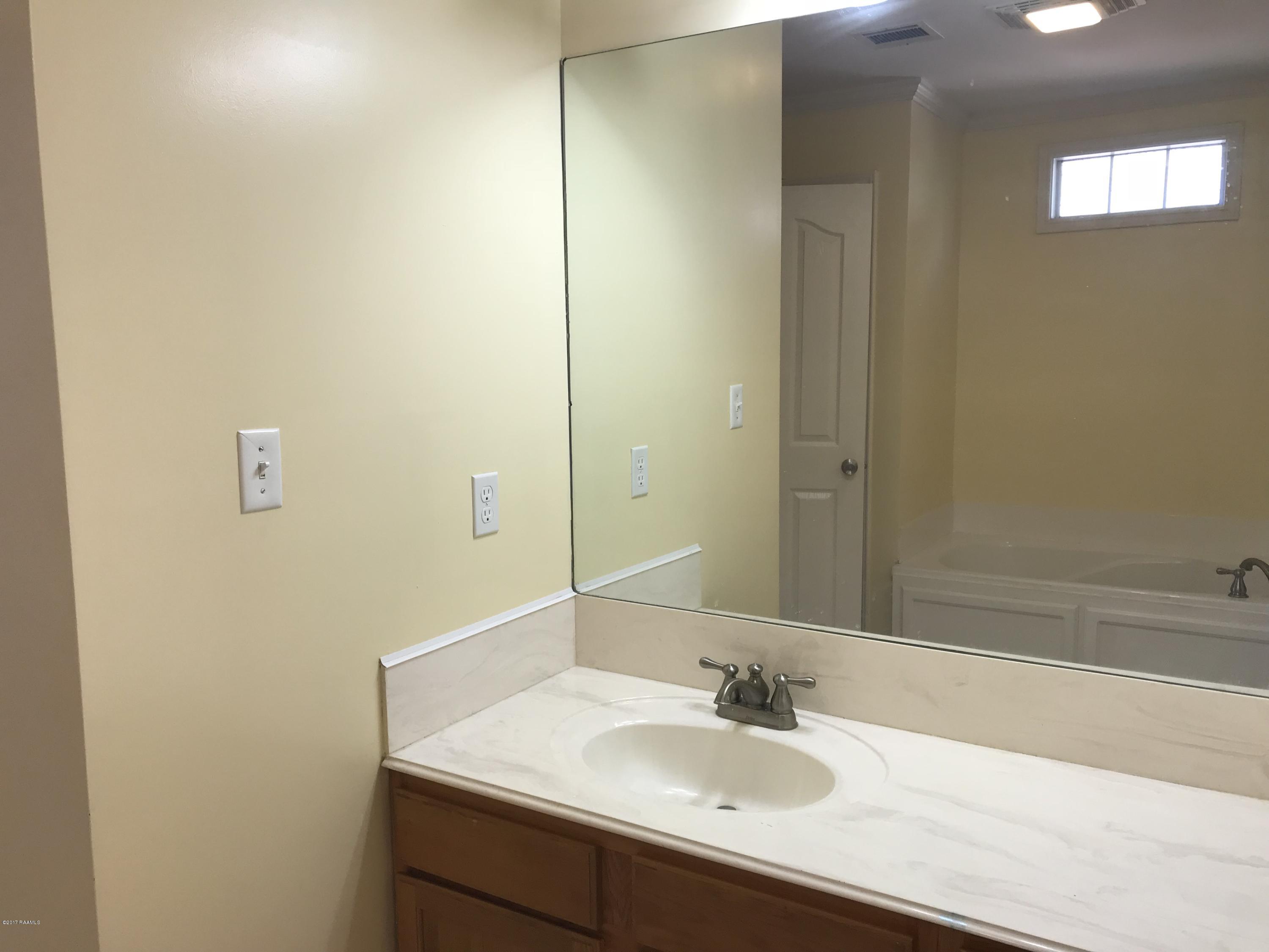 204 Rue Basin Carencro, LA 70520 - Photo 14 of 16 Master Bath