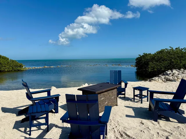 a view of entryway with a street