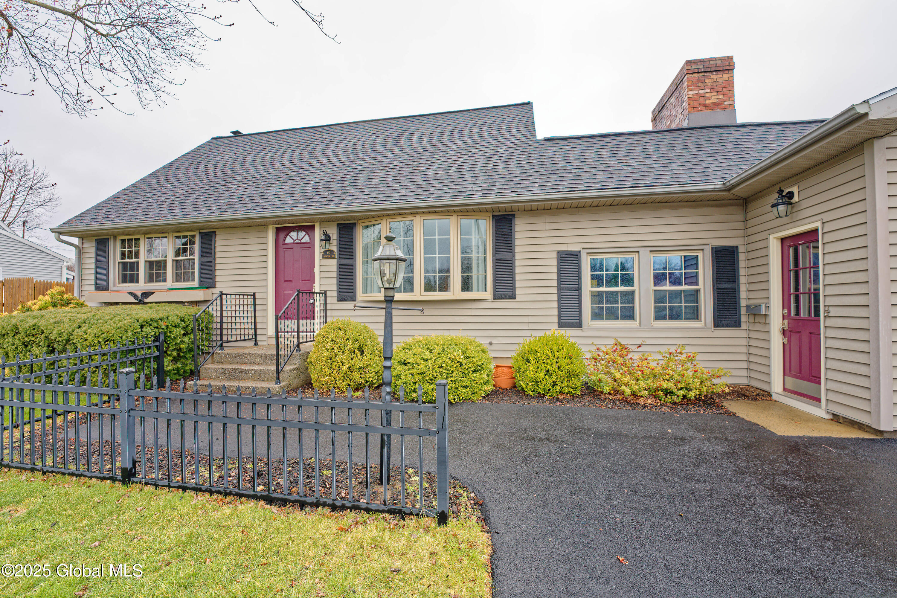 60 Hunting Road Colonie, NY 12205 - Photo 4 of 44 0 Front 4