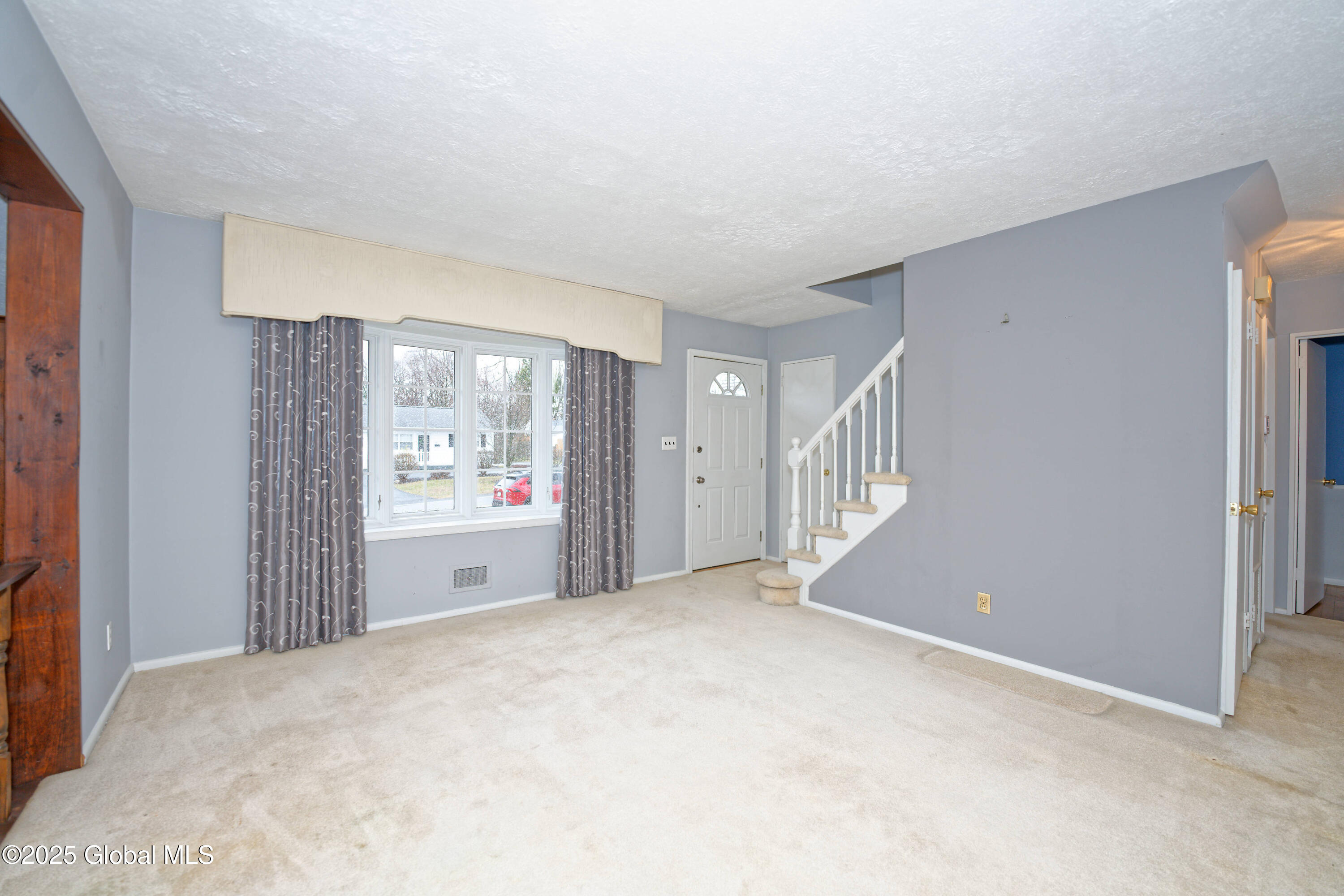 60 Hunting Road Colonie, NY 12205 - Photo 8 of 44 1 Livingroom 4