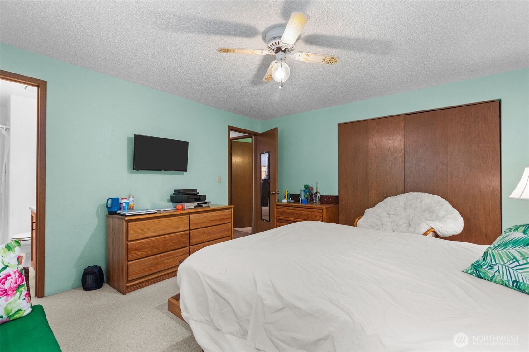 8480 Icicle Road Leavenworth, WA 98826 - Photo 24 of 40 a bedroom with a bed and a chandelier