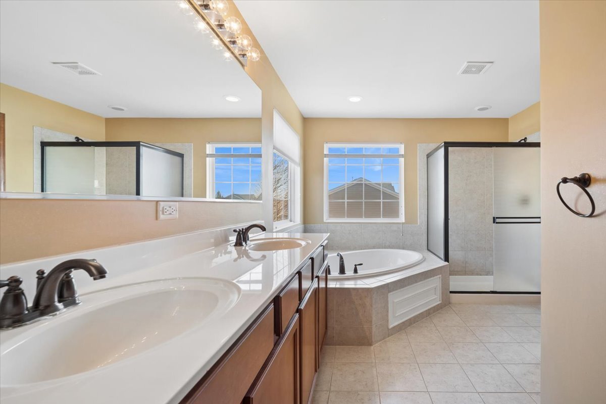 3004 Crossfire Trail Elgin, IL 60124 - Photo 17 of 25 a bathroom with a sink and a bathtub