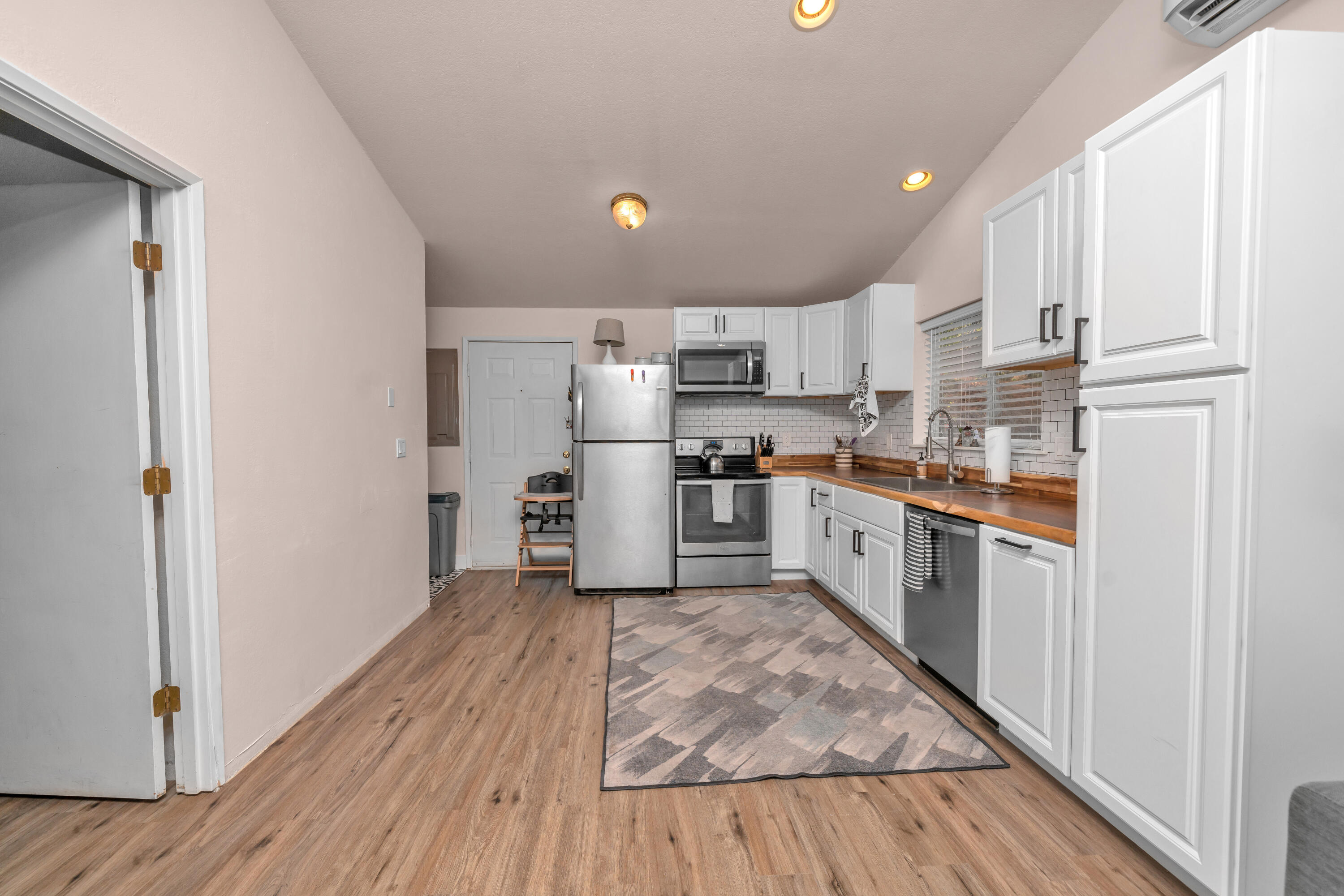 4225 Southside Road Grants Pass, OR 97527 - Photo 5 of 13 Kitchen1