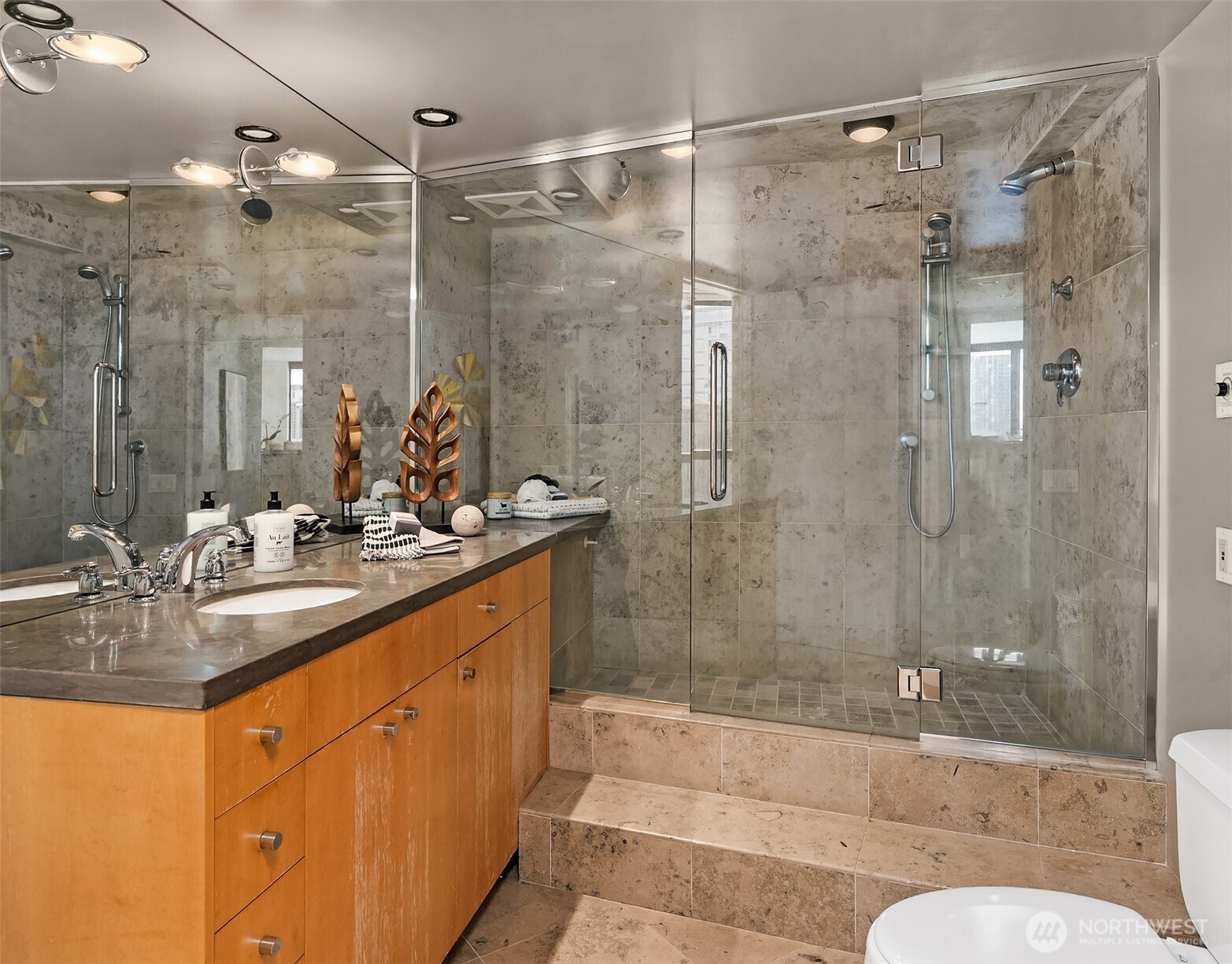 2201 3rd Avenue, Unit 2003 Seattle, WA 98121 - Photo 28 of 38