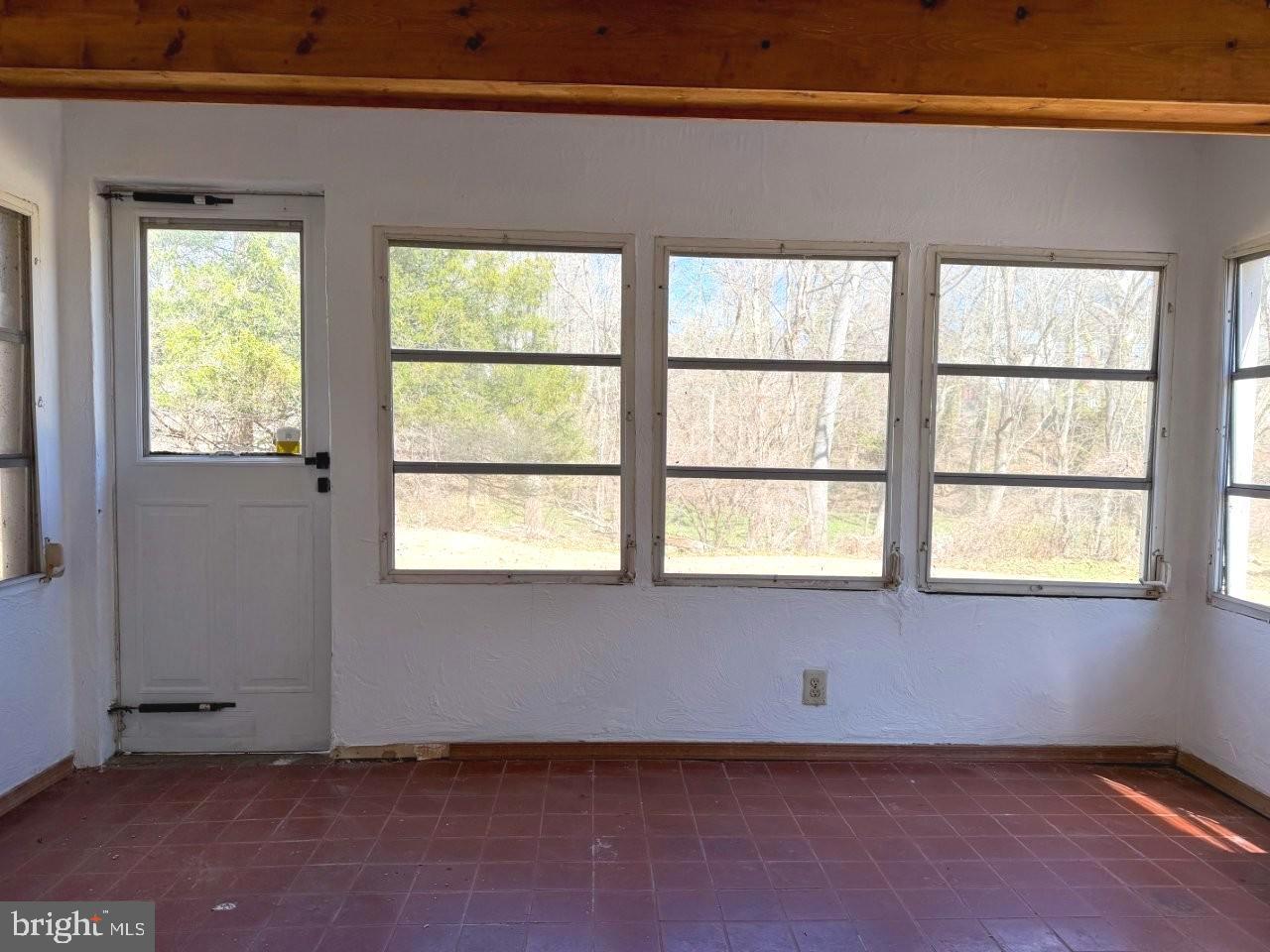 637 North Bishop Avenue Springfield, PA 19064 - Photo 39 of 51 an empty room with a window