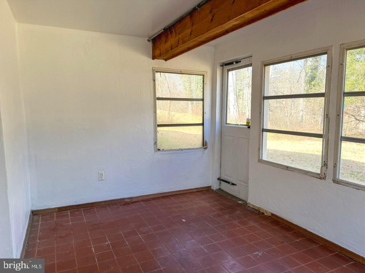 637 North Bishop Avenue Springfield, PA 19064 - Photo 41 of 51 an empty room with windows