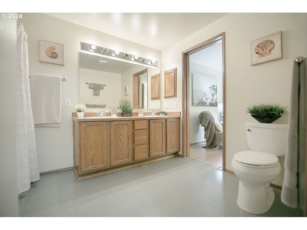 59 Whitewater Road Longview, WA 98632 - Photo 20 of 39 a bathroom with a sink a toilet and shower