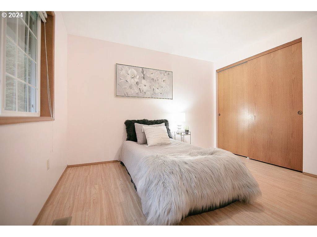 59 Whitewater Road Longview, WA 98632 - Photo 27 of 39 a bedroom with a bed and a painting on the wall